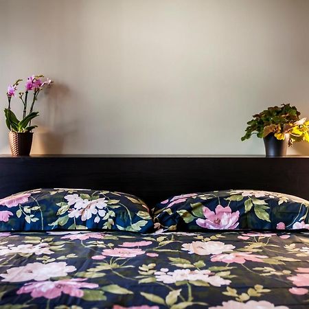 Chic And Freak Atelier Apartment Como Exterior photo